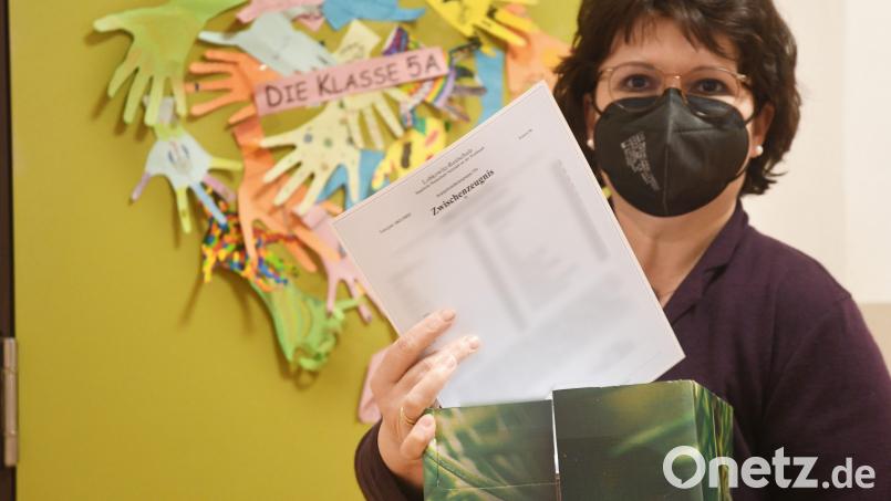 Irene Sebald, Chefin der Lobkowitz-Realschule Neustadt, teilt am Freitag die Zwischenzeugnisse aus. Wie viele Abnehmer wird sie finden? Bild: Gabi Schönberger