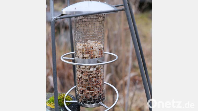 Eine Futtersäule verhindert die Verschmutzung des Futters und ist für Nagetiere schwerer zu erreichen. Bild: Florian Haas, Stadt Amberg/exb