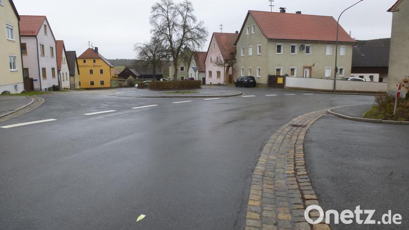 Im Rahmen der Baumaßnahme am Marktplatz in Kaltenbrunn soll auch der Gehweg auf der rechten Seite an der Ecke Grafenwöhrer Straße verbreitert werden. Bild: bk