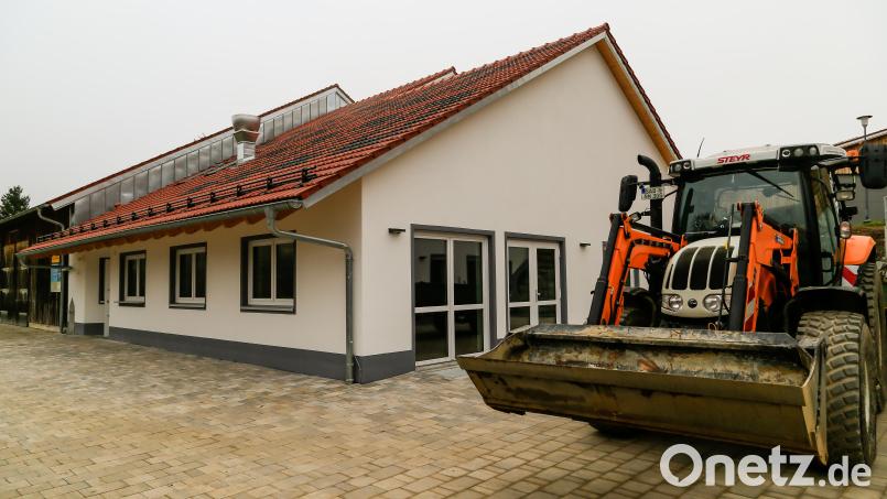 Ein richtiges Schmuckstück: Das Dorfgemeinschaftshaus ist der eine Teil des Projekts in Pertolzhofen. Nur 13 Monate hat der Bau gedauert. Bild: Hösamer