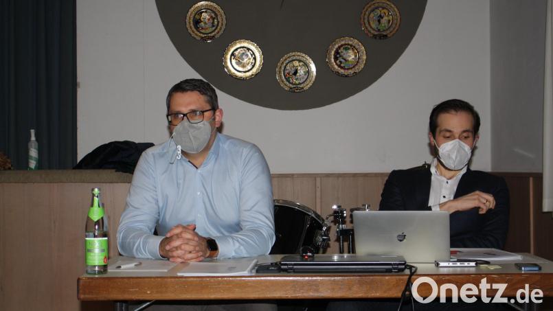 Auch 2022 steht die Verwaltungsgemeinschaft (VG) Pressath finanziell auf festem Fundament: Die &quot;unmaskierten&quot; Zahlen des Haushalts gab Kämmerer Christian Marzi (links, mit Verwaltungsleiter Christian Moller) in der Etatsitzung der VG-Versammlung zur Kenntnis. Bild: bjp