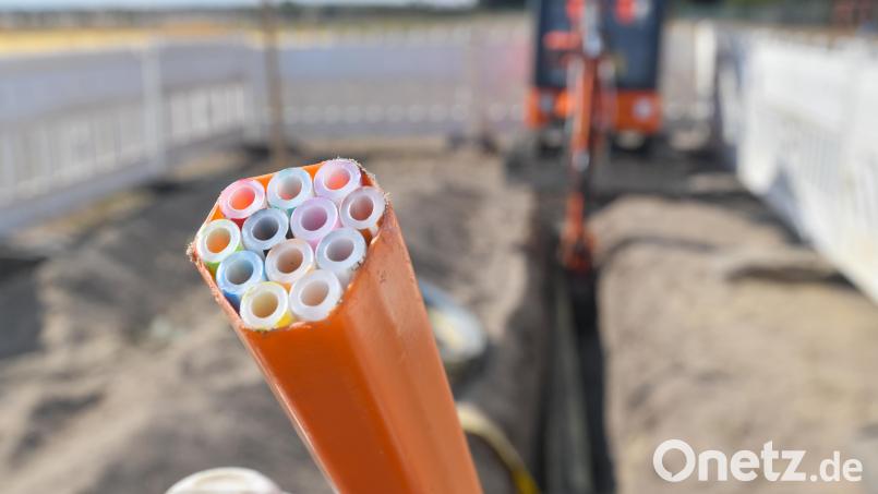 Wenn am Kastler Berg und im Baugebiet Lettenwiese Erdgasleitungen verlegt werden, könnten auch gleich Leerrohre für Glasfaserkabel (Bild) mit eingebracht werden. Bis jetzt hat die Deutsche Telekom aber noch nicht auf das Anliegen der Gemeinde Kastl reagiert. Symbolbild: Patrick Pleul/dpa
