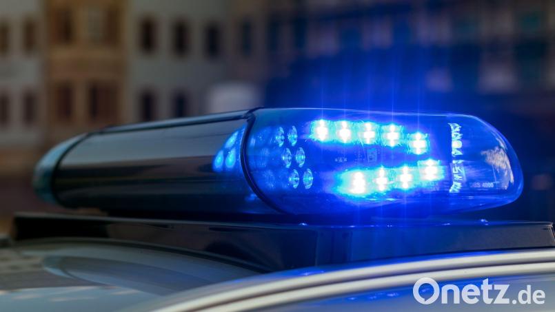 Ein Unbekannter ist einer 57-Jährigen in Weiden an das Auto gefahren. Symbolbild: Monika Skolimowska/dpa