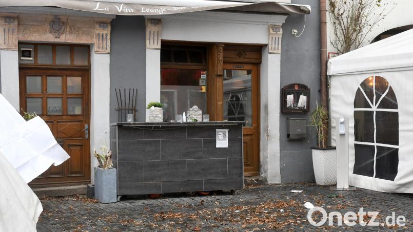 Am Donnerstag wurde die Absperrung vor dem Lokal in der Weidener Innenstadt abgebaut. Bild: Gabi Schönberger