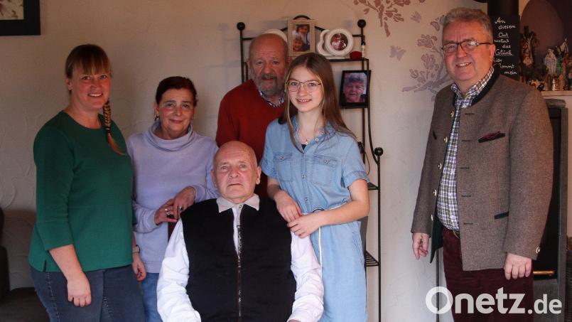 Hans Brosch (sitzend) freute sich über die vielen Glückwünsche zu seinem 80. Geburtstag. Im Bild (hinten von links) Tochter Claudia Eiglmeier, Schwester Lisa Steidl, Bruder Günter Brosch, Enkelin Ida Eiglmeier und Bürgermeister Toni Dutz. Bild: wro