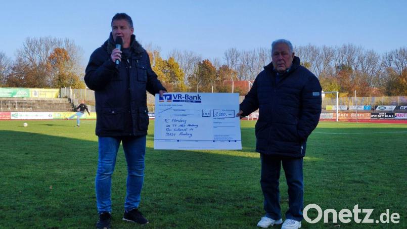 Jürgen Walter (rechts) und Wolfgang Haller bei der Spendenübergabe. Bild: e