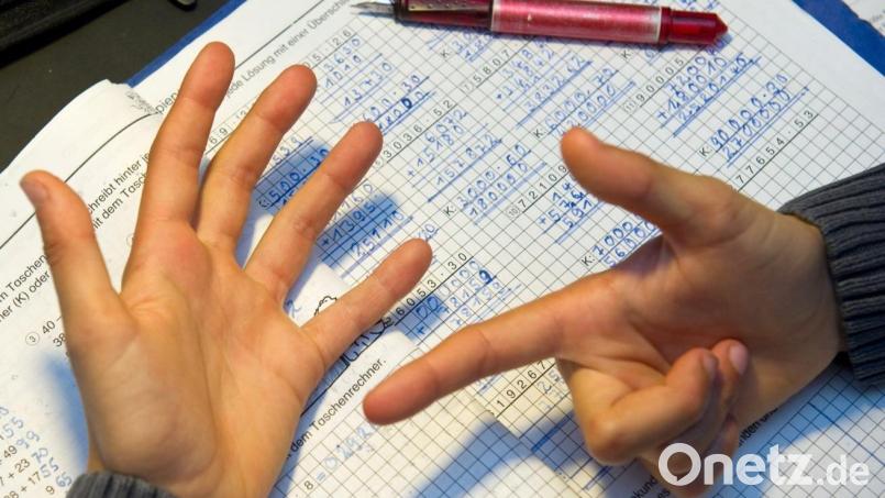 Nicht immer ist es einfach beim Lernen. Die Probenhochphase an den vierten Klassen in Amberg und Amberg-Sulzbach läuft. Am Ende steht der Übertritt an eine weiterführende Schule an. Auch heuer gibt es dort vor allem virtuelle Tage der offenen Türen. Symbolbild: Patrick Pleul /dpa