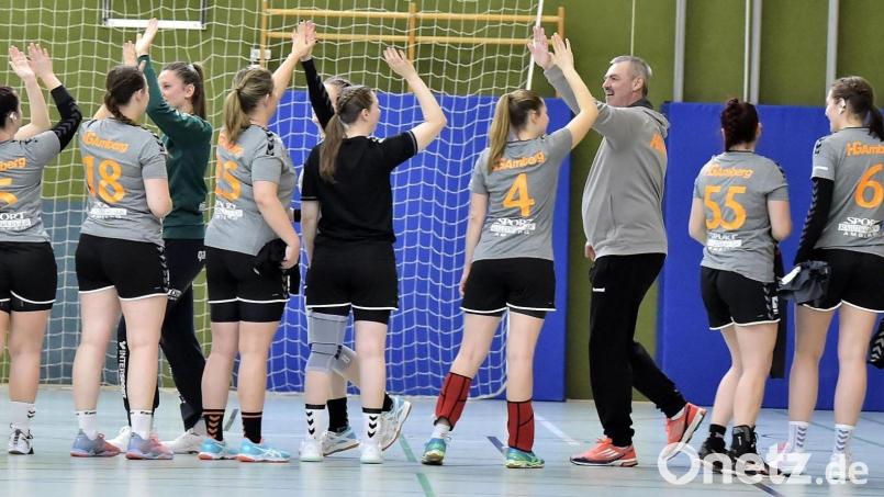 Die Handballerinnen der HG Amberg klatschen sich vor dem Anwurf mit ihrem Trainer Roman Will (Vierter von rechts) ab. Am Samstag geht es im zweiten Heimspiel in Folge gegen die SG Mintraching/Neutraubling II. Archivbild: Hubert Ziegler