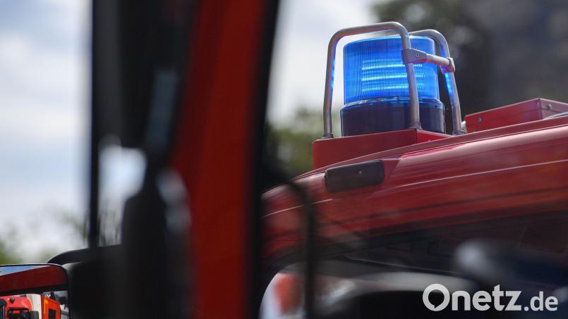 Ein Blaulicht leuchtet auf dem Dach eines Einsatzfahrzeugs der Feuerwehr. Foto: Robert Michael/dpa-Zentralbild/ZB/Symbolbild Bild: Robert Michael