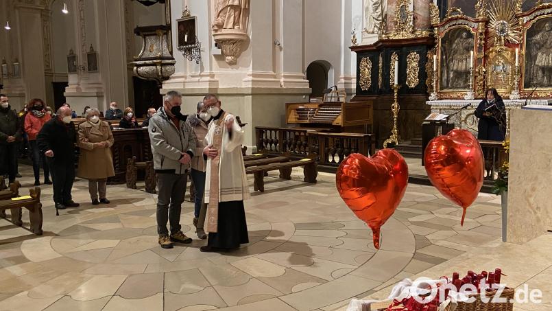 Stadtpfarrer Thomas Vogl segnete die Paare einzeln. Bild: Markus Scharnagl/exb
