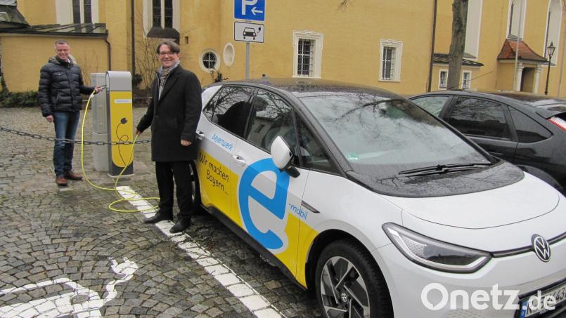 Bürgermeister Hermann Falk am elektrischen Zapfhahn hofft mit Bayernwerk Kundenbetreuer Markus Windisch, dass die beiden neuen E-Tankstellen gut angenommen werden. Bild: fg