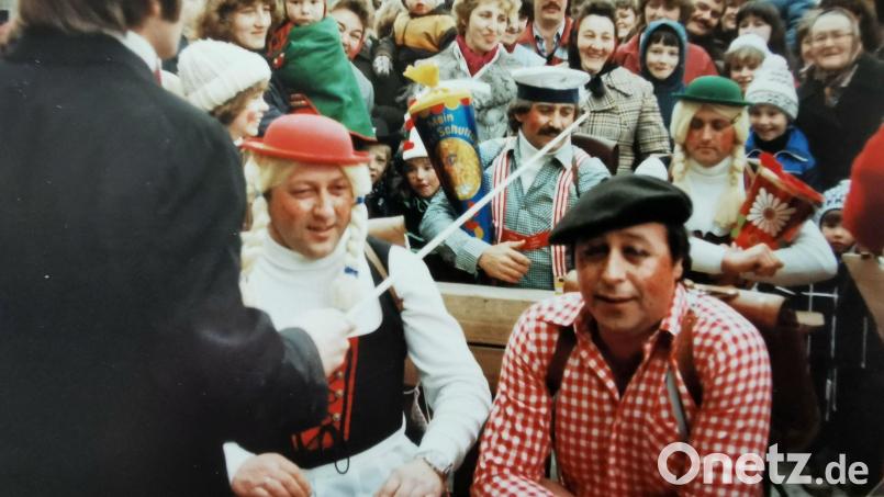 Am Marktplatz drängten sich die Zuschauer um den ehemaligen Lehrer Reinhold Escherl mit Zeigestab und um die als Schüler kostümierten Big-Sound-Musiker Albin Meckl und Herbert Sachs (vorne, von links) und Richard Procher und Michael Kirner (hinten, von links) . Archivbild: gz