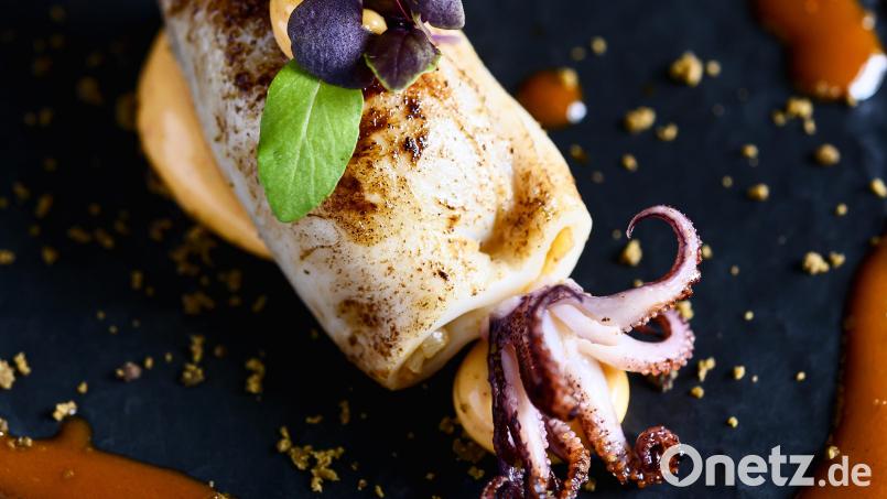 Gefüllte Calamaretti mit Rauchpaprika-Mayonnaise, Spitzpaprika-Saft und Olivenöl. Bild: Thomas Linkel / Restaurant Soul Food Auerbach