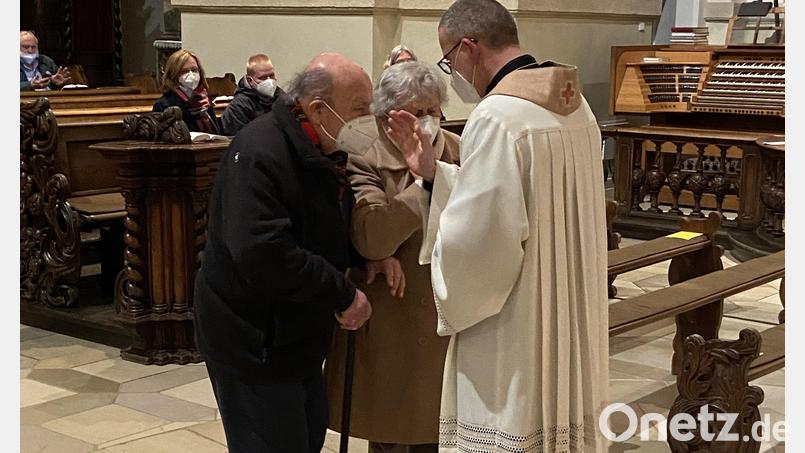Beim Segnungsgottesdienst anlässlich des Valentinstags wieder mit dabei waren Marianna und Kurt Heinzl, die im August 2021 Eiserne Hochzeit feiern durften. Bild: Markus Scharnagl/exb