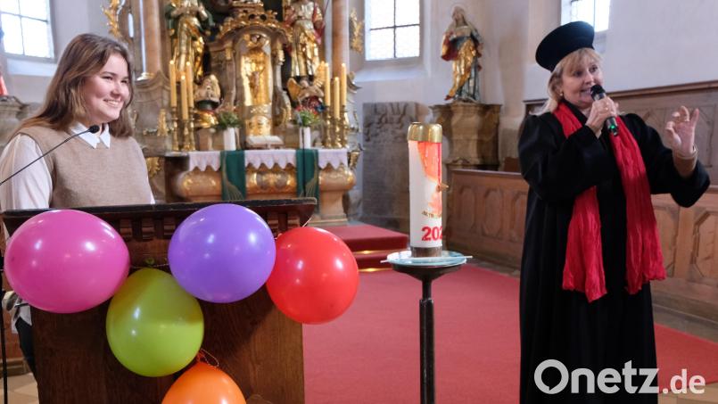 Helena und Silke Scherm (von links) glänzen mit ihrem Auftritt „Unsere Kirche soll voller werden". Bild: le