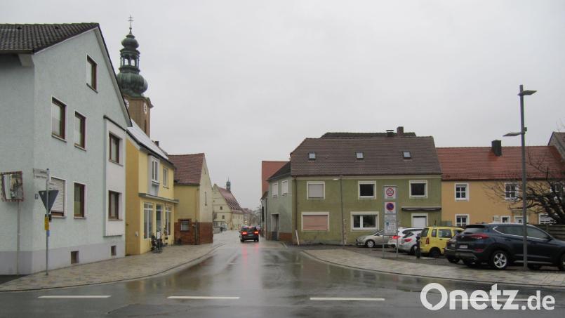Die Engstelle beim sogenannten „Fischerschusterhaus“ (rechts) beim westlichen Zugang zur Hirschauer Altstadt soll gerade auch mit Blick auf die Fußgänger beseitigt werden. Bild: fg