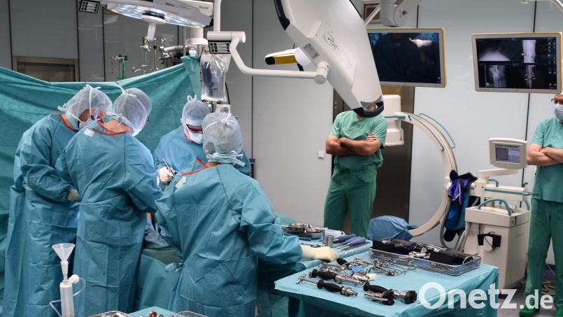 Im Operationssaal der Fachklinik Lindenlohe kommt eine neue Technik zum Einsatz. Bild: Bernhard Krebs/exb