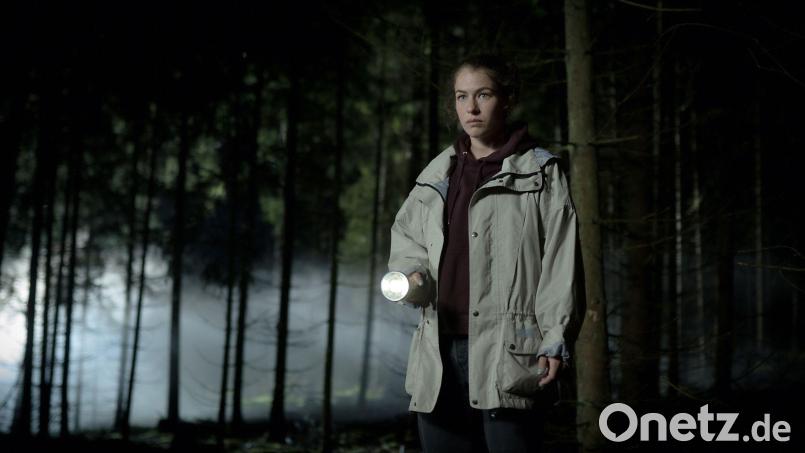 Henriette Confurius spielt in &quot;Schweigend steht der Wald&quot; die Forstpraktikantin Anja Grimm, die in den Oberpfälzer Wäldern einem unheimlichen Dorfgeheimnis auf die Spur kommt. Bild: Poison/if Productions