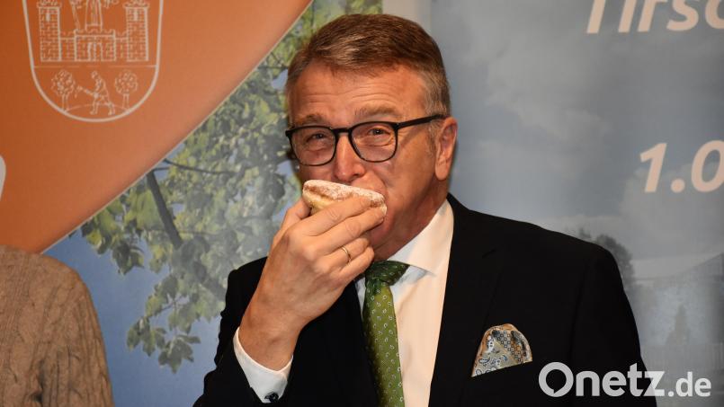 Bürgermeister Franz Stahl beißt schon einmal herzhaft in einen Krapfen. Voraussetzung für einen kostenlosen Krapfen sind am Freitag, 25. Februar, eine Faschingsverkleidung und das Codewort „Tirschenreuth Helau“. Bild: ubb