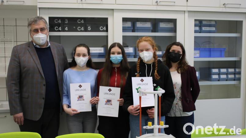 Glückwunsch zum Erfolg: Im Bild von links Oberstudiendirektor Joachim Zembsch, Elisabeth Geier, Paula Kopp, Franziska Schulz, Studienrätin Katharina Birner. Bild: Luisenburg-Gymnasium/exb