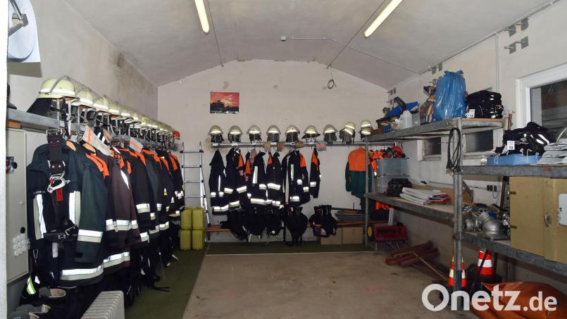 Echte Raumnot: Würde das Feuerwehrauto im alten Gerätehaus stehen, könnten sich die Wehrmänner nicht mehr umziehen oder das Fahrzeug beladen. Bild: Andreas Royer