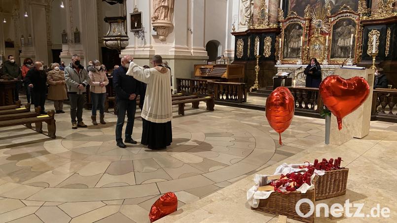 Beim Gottesdienst zum Valentinstag segnete Stadtpfarrer Dr. Thomas Vogl die Paare einzeln. Die musikalische Gestaltung der Feier in der Basilika übernahmen Bianca Raithel und Kirchenmusikdirektor Andreas Sagstetter. Bild: Markus Scharnagl/exb