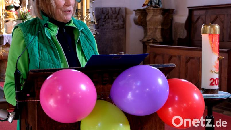 Leiterin Renate Lindner war eine exzellente Moderatorin des Faschingstreffens beim Klub 70. Bild: le