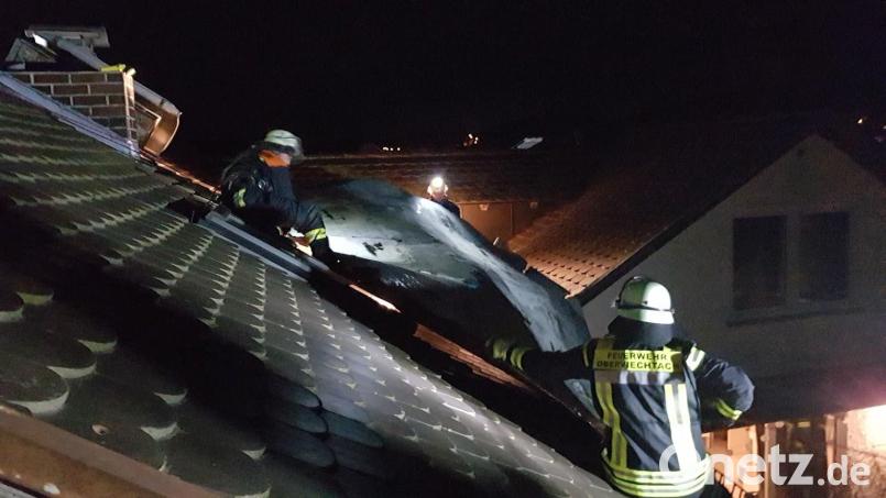 Stundenlang im Einsatz: Die Feuerwehr sicherte in Oberviechtach ein Dach. Bild: Roßmann/exb