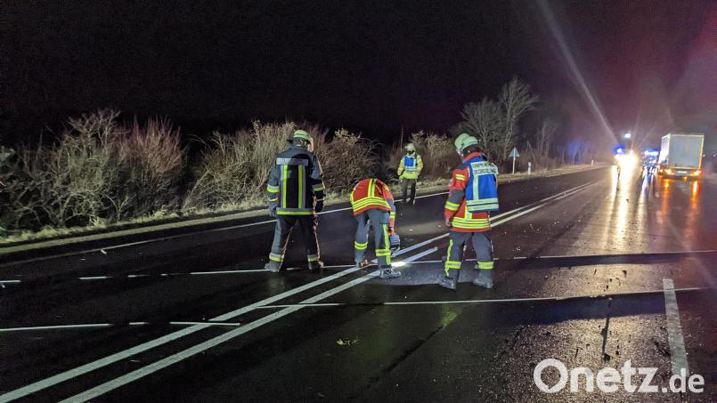 Bei Ursensollen musste am Freitagabend die B 299 zeitweise gesperrt werden, nachdem der Sturm mehrere Strommasten geknickt hatte. Ein Lkw fuhr in die herabhängende Stromleitung. Die Feuerwehren aus Ursensollen und Amberg waren dort im Einsatz. Archivbild: jma