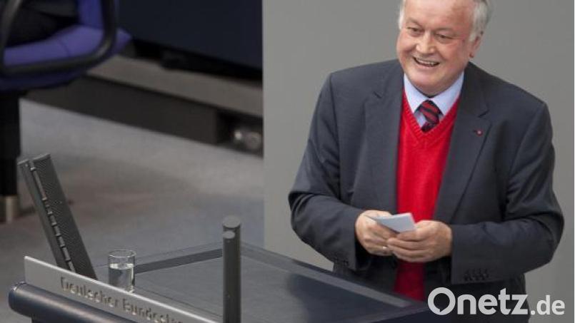 Ludwig Stiegler verlässt nach seiner Rede am 7. September 2009 das Rednerpult im Bundestages. Damals war das Parlament zu einer Sondersitzung zusammengetreten, um unter anderem über den Lissabon-Vertrag der Europäischen Union (EU) abzustimmen. Archivbild: Arno Burgi dpa