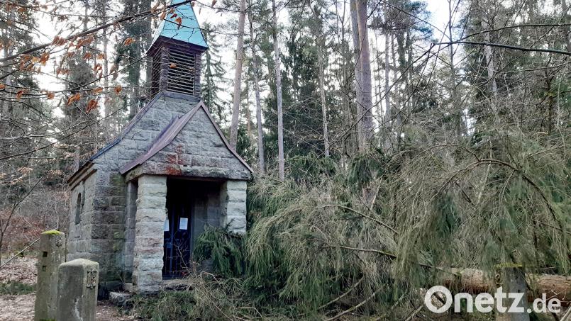 Wie ein Sinnbild der vergangenen beiden Stürme liegen zwei dicke Fichten vor der Türe der Kapelle Heilige Staude im Südosten von Weiden. Das Unwetter "Zeynep" löste in Weiden und im Kreis Neustadt/WN zwar etliche Einsätze im Minutentakt aus, zu schwerwiegenderen Schäden kam es laut ILS aber nicht. Bild: Süß/exb