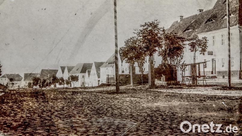 Blick vom Marktplatz, damals noch mit Mariensäule, hinunter zur Westseite des Unteren Marktes, die 1832 bis auf einige Häuser im oberen Bereich vom Brand verschont blieb. Archivbild: njn