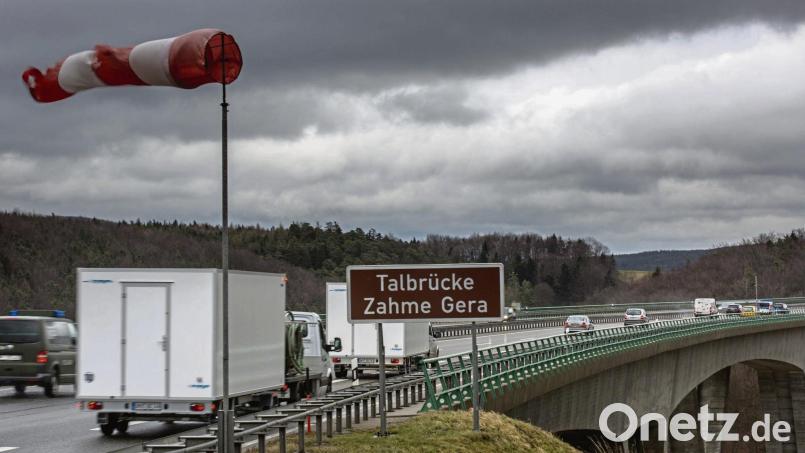 Wohin bläst der Wind? Auf Autobahnbrücken zeigen oft Luftsäcke, ob und aus welcher Richtung der Wind weht. Bild: Michael Reichel/dpa