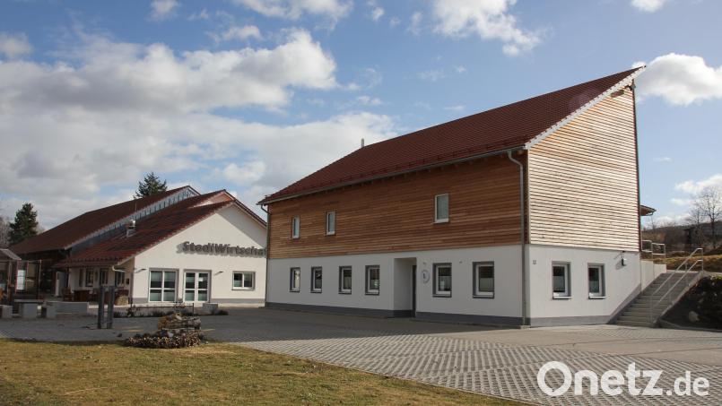 Bereits 2020 konnten in einer wohl einmaligen Gemeinschaftsleistung der Dorfgemeinschaft Pertolzhofen das „Haus der Vereine“ (vorne) und das Dorfgemeinschaftshaus - mit der Aufschrift Stodlwirtschaft - zum größten Teil fertiggestellt werden. Erst heuer kann das Gemeinschaftswerk gesegnet und gebührend gefeiert werden. Bild: frd