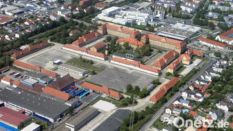 Die Leopoldkaserne aus der Luft. Es ist ein riesiges Gelände, das sich derzeit im Besitz der Bundesrepublik befindet. Die Stadt Amberg würde es gerne kaufen und entwickeln. Luftbild: Georgi