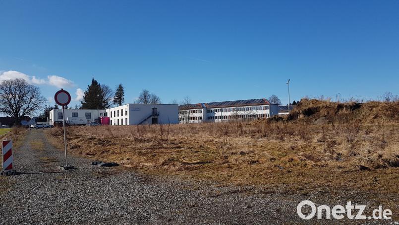 Marktrat und Jugendbeauftragter Sandro Stefinger will nach Rücksprache mit den Jugendlichen das Gemeinde-Gelände nördlich des Seniorenheims als Dirtpark nutzen. Links daneben will Ulrike Guttenberger den Weg für die Rollstuhlfahrer verbessern. Bild: gi