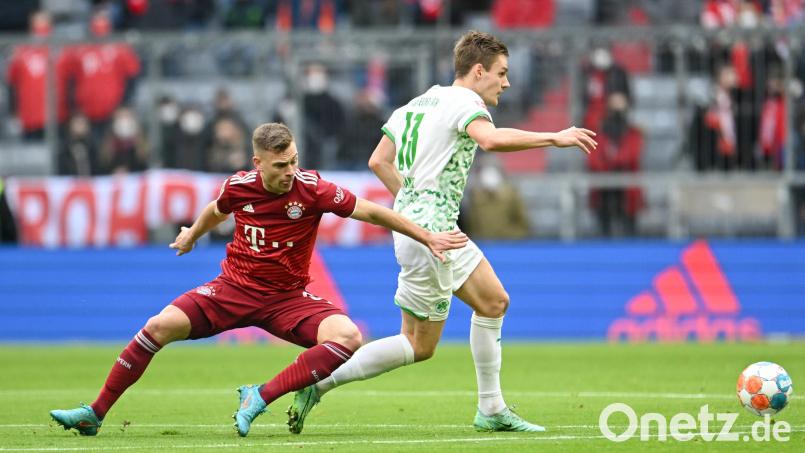 Joshua Kimmich (links) kommt gegen den Fürther Max Christiansen zu spät. Bild: Tobias Hase
