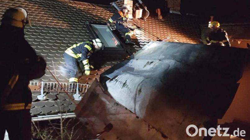 Die Feuerwehr Oberviechtach rückte am Freitagabend aus, um ein Dach im Stadtgebiet zu sichern. Bild: Roßmann/exb