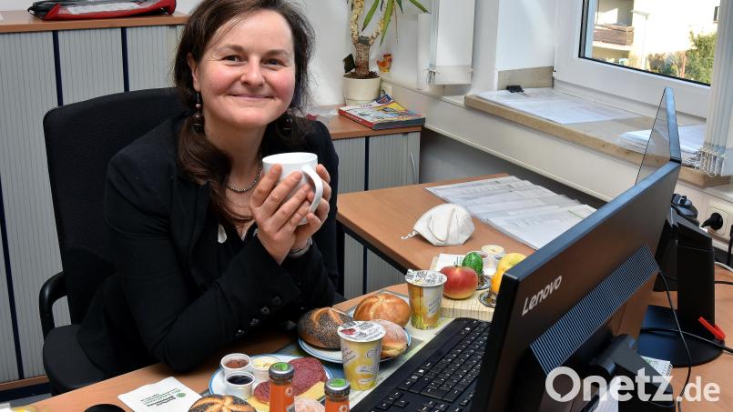 Dienst-Frühstück vor dem Computer-Bildschirm im Büro? Natürlich hat Ariane Volkmann vom Team des Amberger BBV auch mitgemacht beim ersten digitalen Landfrauen-Frühstück. Bild: Stephan Huber