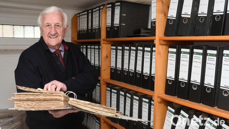 Sauber beschriftet und aufgereiht füllen die Berichte über Floß viele Regalbretter im Keller von Fred Lehner. Der 90-Jährige freut sich über das Interesse seines 41-jährigen Enkels an dem Archiv, das nur eine Teil von Lehners Lebensleistung dokumentiert. Bild: Gabi Schönberger