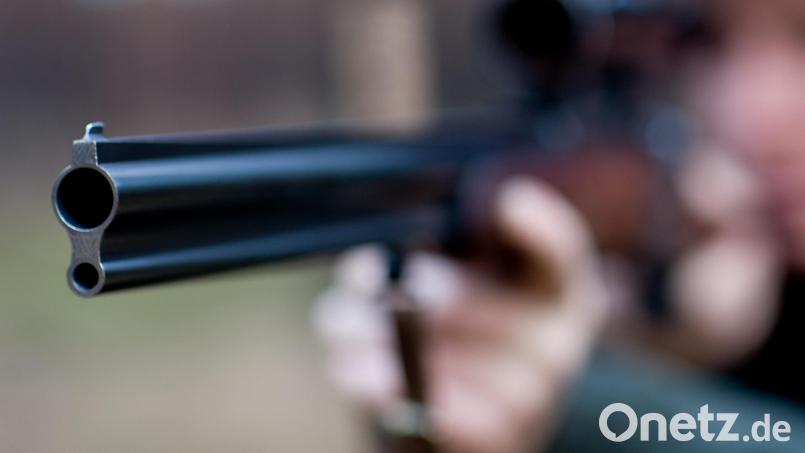 Ein Mann zielt mit seinem Jagdgewehr. Symbolbild: Patrick Pleul