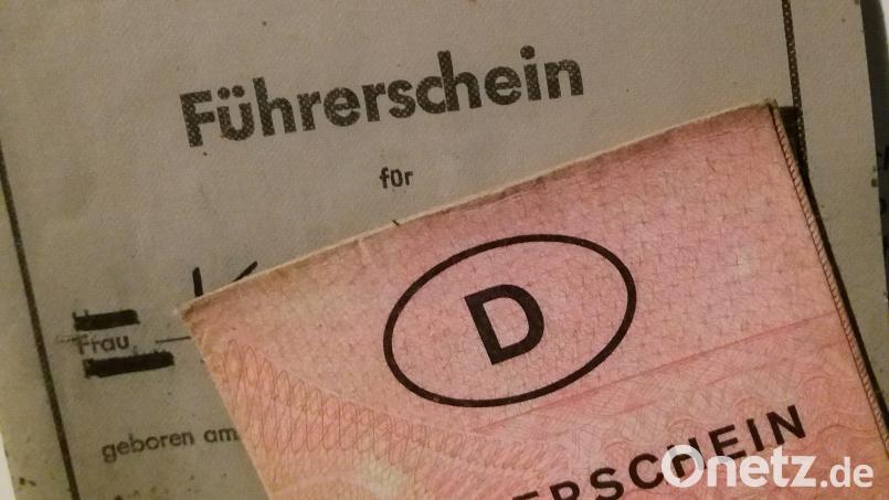 Alle alten Führerscheine sollen bis 2033 aus dem Verkehr gezogen sein. Dann gilt EU-weit das fälschungssicherere Scheckkartenformat. Symbolbild: as