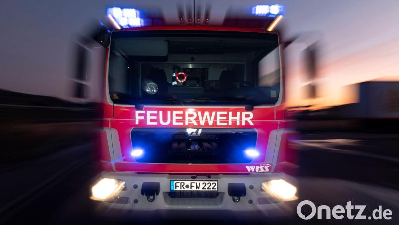 Ein Feuerwehrauto ist in Ebersdorf während einer Einsatzfahrt gegen einen Baum gefahren. Archivbild: Patrick Seeger/dpa