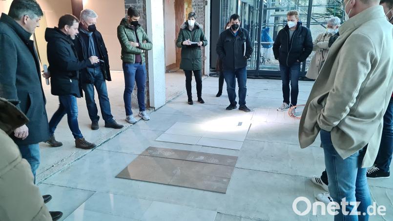 Architekt Reinhold Krausch (Zweiter von links) stellt dem Stadtrat drei mögliche Feinsteinzeugfliesen für das Foyer vor. Bild: sne