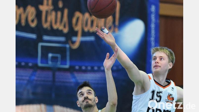 Lars Aßheuer (rechts) ist seit Wochen eine Stütze der Neustädter Basketballer. Auch in Würzburg lieferte der Center eine starke Leistung ab. Bild: Büttner