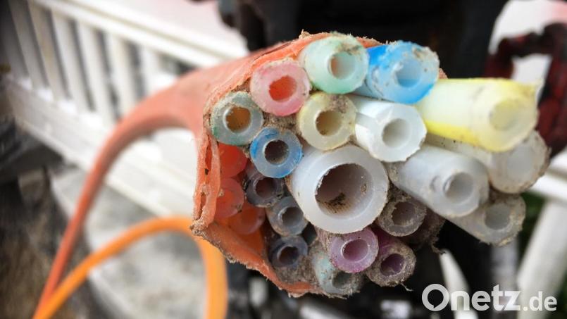 153 Haushalte der Gemeinde Plößberg erhalten über das Gigabit-Förderprogramm einen Glasfaser-Anschluss. Finanzminister Albert Füracker übergab den Förderbescheid in Höhe von über 966 000 Euro persönlich. Symbolbild: gri