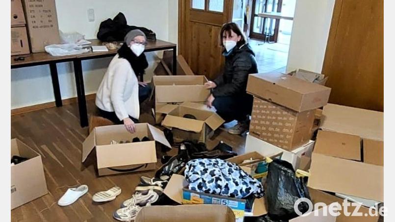 Die Spendenbereitschaft war großartig, da war es den Mitgliedern des Pfarrgemeinderates eine Freude, die vielen Schuhe und Kleidungsstücke zu sortieren und einzupacken. Bild: wmi