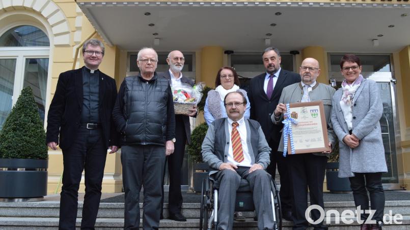 Im März 2017 war eine Delegation aus Waldthurn zusammen mit den Grenadierschreiber Hans Härtl nach Karlsbad gereist, um den auf Kur befindlichen Bischof František Václav Lobkowicz (Zweiter von links) um die Übernahme des großen Festgottesdienstes beim Waldthurner Heimatfest im Juni 2017 zu bitten. Archivbild: fvo