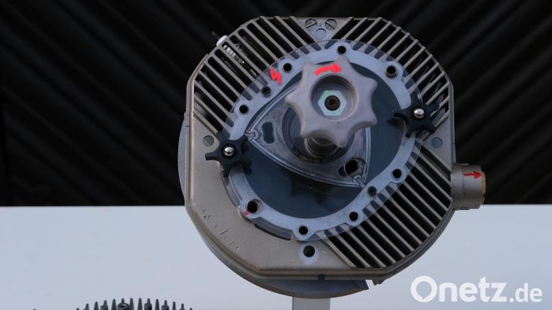 Davon, dass dieser Wankel-Motor einmal in einem Rasenmäher am Schrottplatz lag, ist nichts mehr zu sehen. Motor-Experte Georg Lehner hat ihn für das Bergbau- und Industriemuseum Ostbayern in Theuern auf Vordermann gebracht. Bild: e