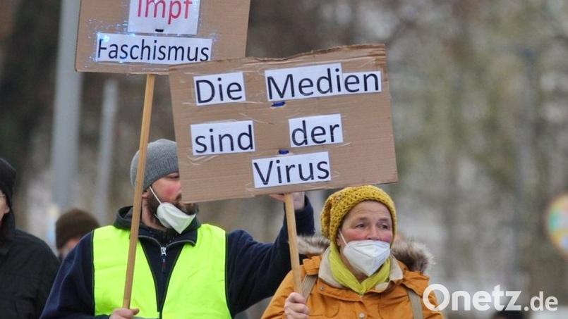 Die Geschichte der Impfgegnerschaft (im Bild eine Szene von einer Demonstration in Regensburg) beleuchtete der Journalist Michael Bothner bei einer Online-Veranstaltung des Vereins PunK e.V. Archivbild: Michael Bothner/exb
